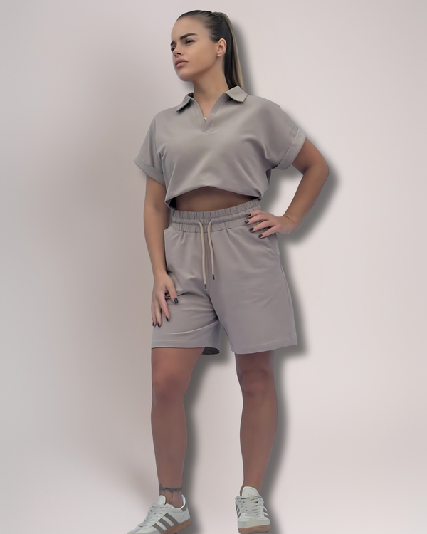 Effortless Summer Elegance – Polo & Shorts
